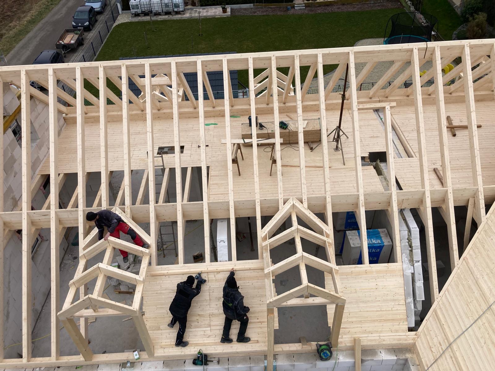 Teamarbeit auf dem Dach